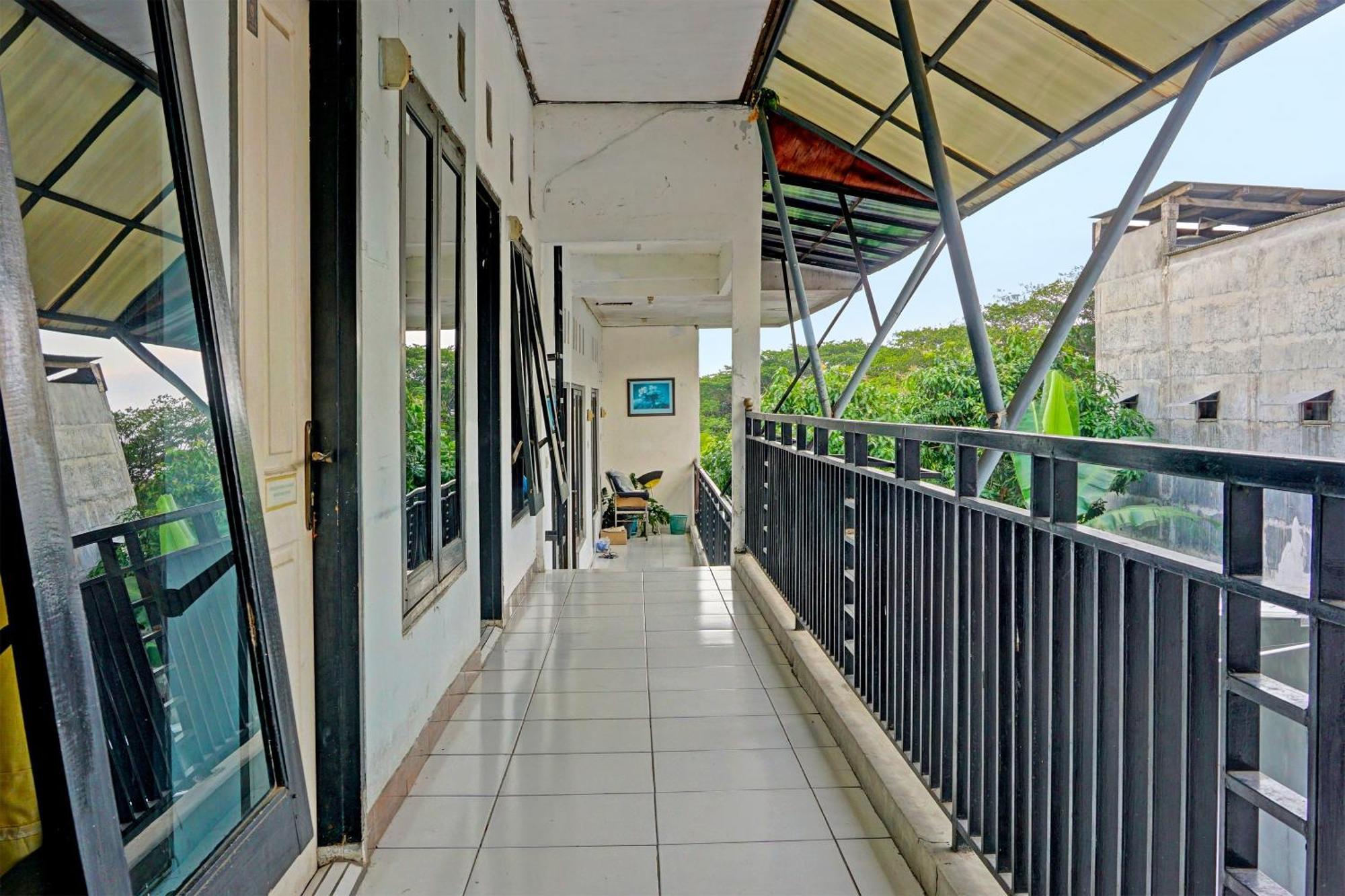 Hotel Oyo Life 91896 Kost Bu Dewi Syariah Pasuruan Zewnętrze zdjęcie