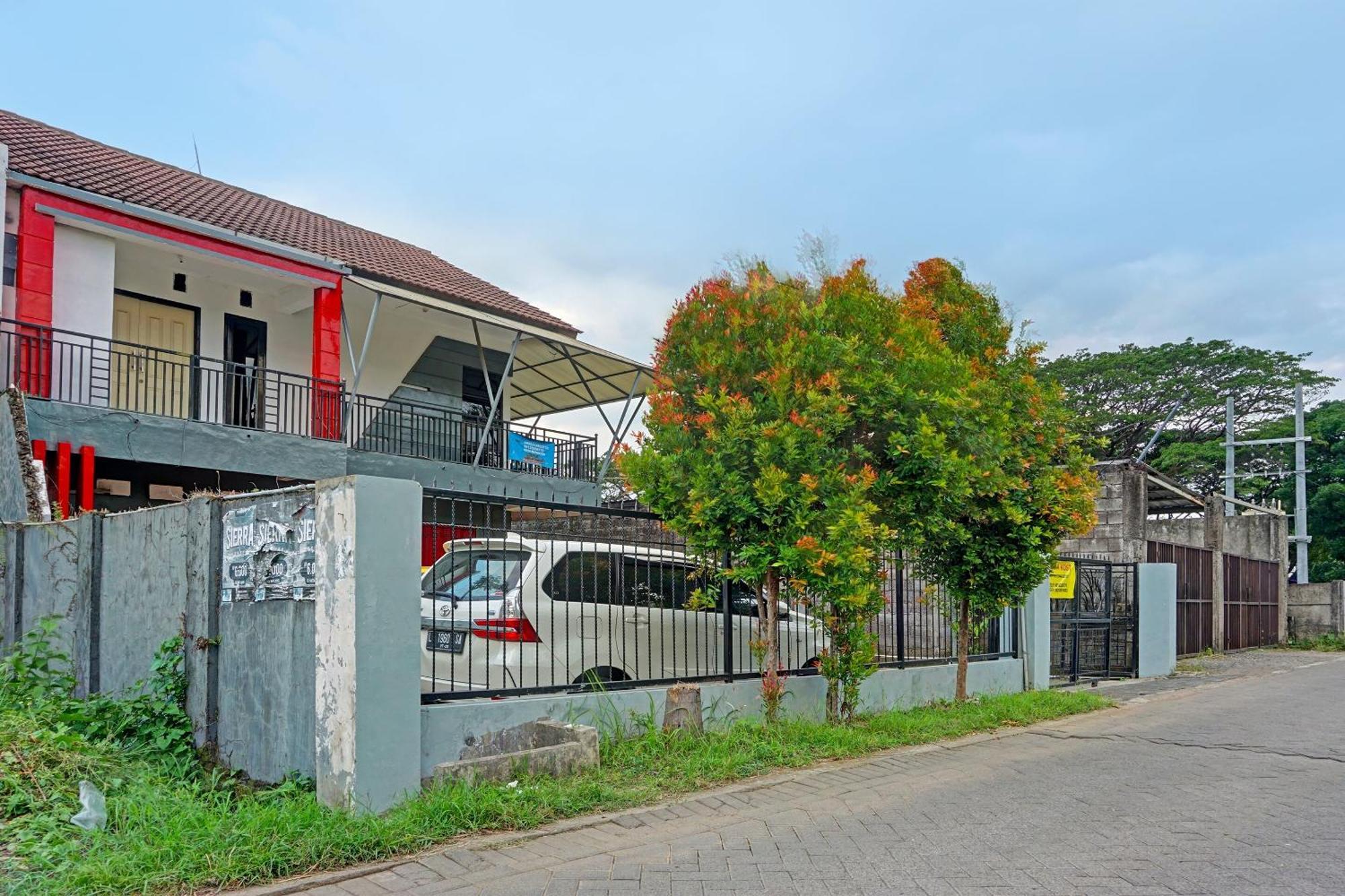 Hotel Oyo Life 91896 Kost Bu Dewi Syariah Pasuruan Zewnętrze zdjęcie