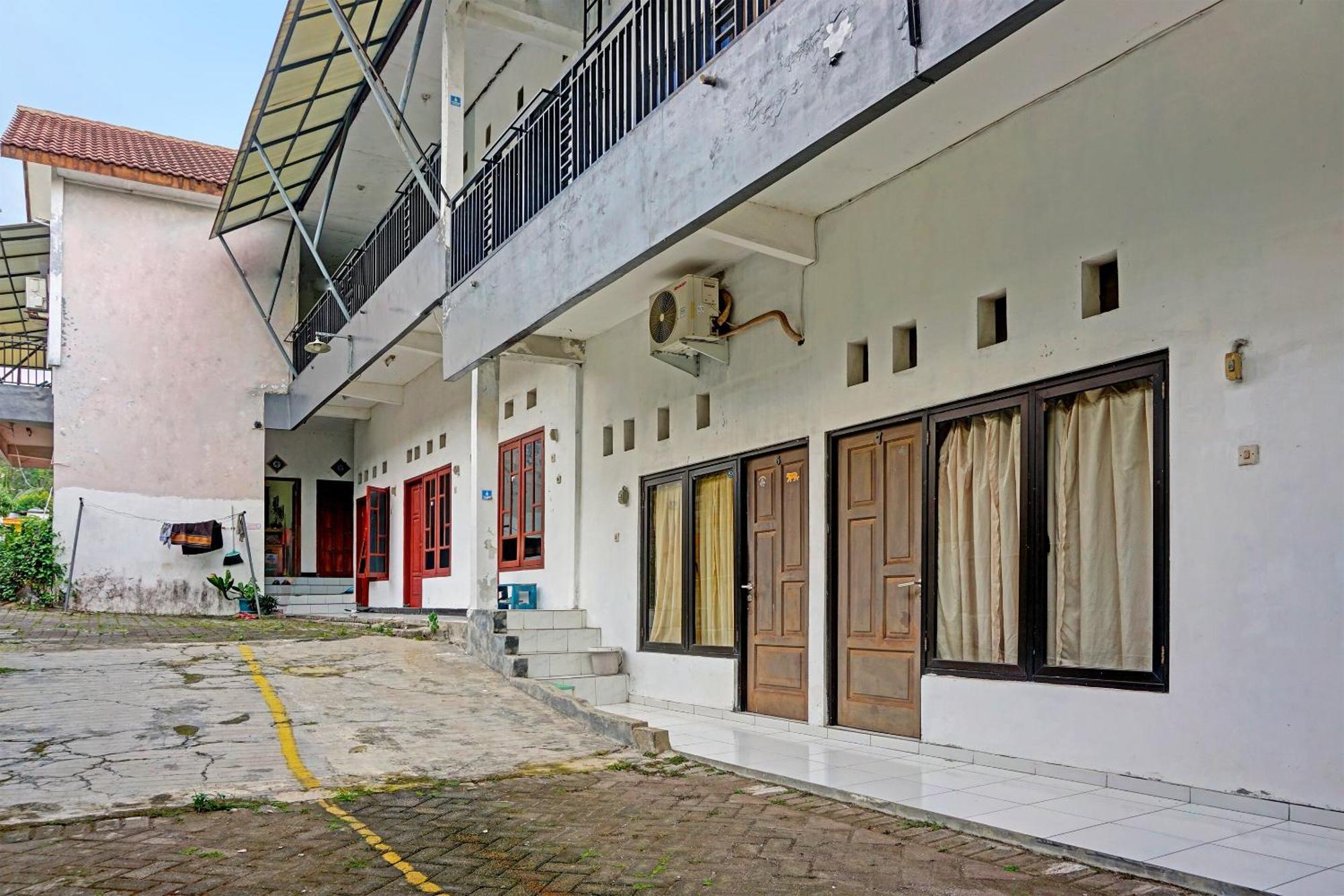 Hotel Oyo Life 91896 Kost Bu Dewi Syariah Pasuruan Zewnętrze zdjęcie