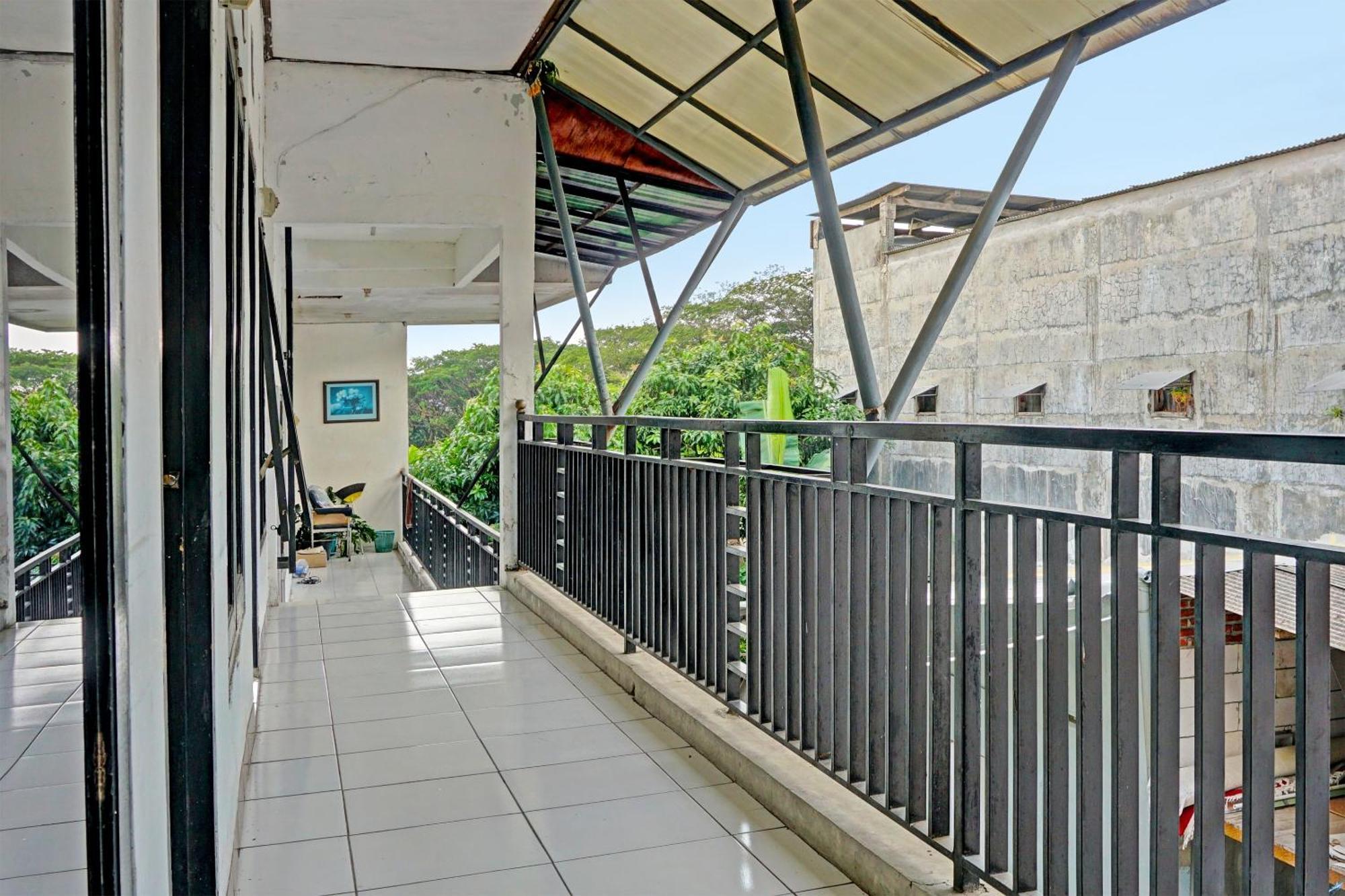Hotel Oyo Life 91896 Kost Bu Dewi Syariah Pasuruan Zewnętrze zdjęcie